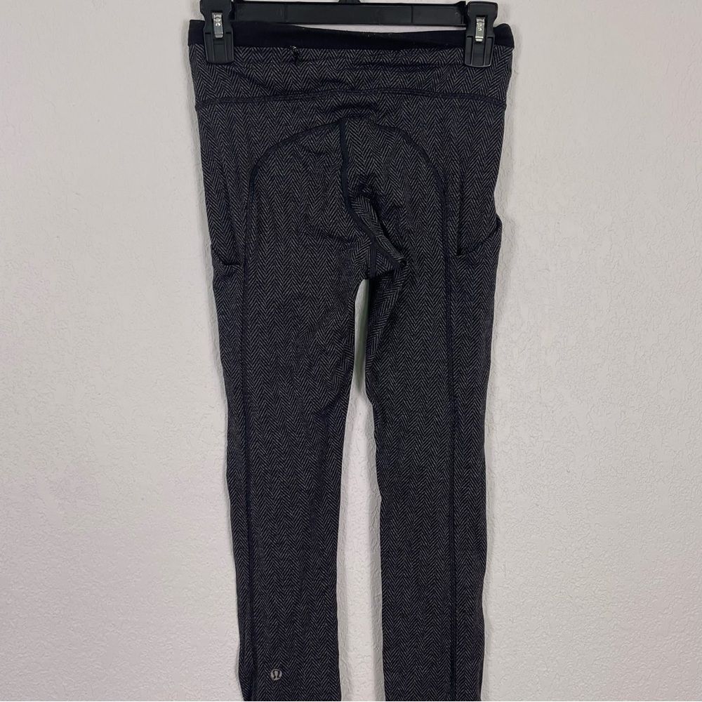 Lululemon Grey and Black Herringbone Leggings with Pockets - Picture 6 of 9